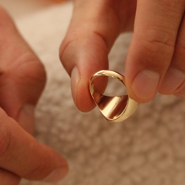 The Legacy – Large Oval Signature Ring In 9ct Yellow Gold